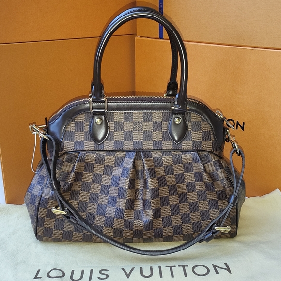 🔥SOLD🔥LOUIS VUITTON Damier Trevi PM Shoulder Bag - Picture 3 of 17